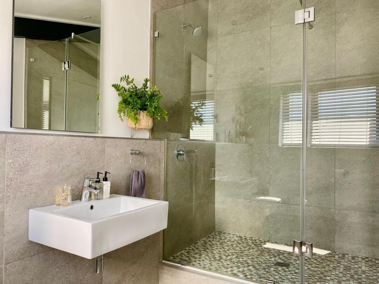 Hermanus Waterfront Apartment Rum bild
